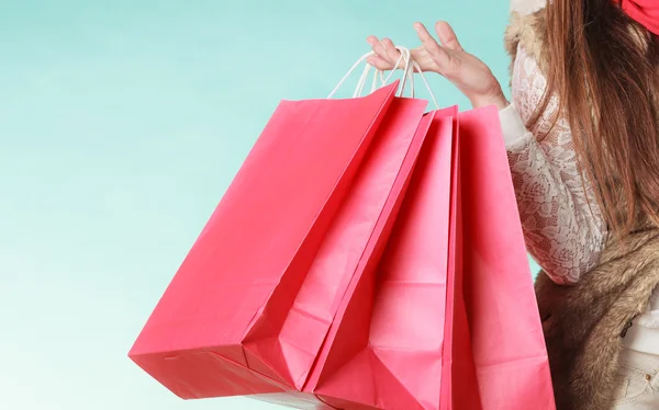 Primer plano de la compra de bolsas de clientes. Moda de invierno . — Foto de Stock