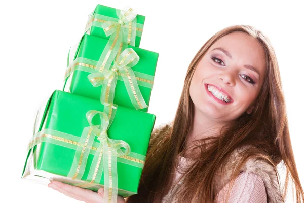 Mujer de moda bonita con cajas de regalos. Cumpleaños. . — Foto de Stock