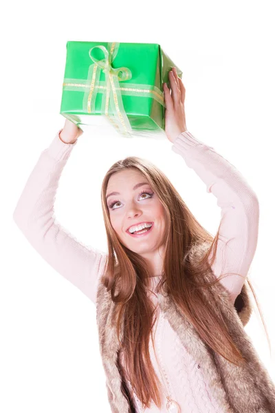 Ziemlich glückliche Frau mit Schachtel Geschenk. Geburtstag. — Stockfoto