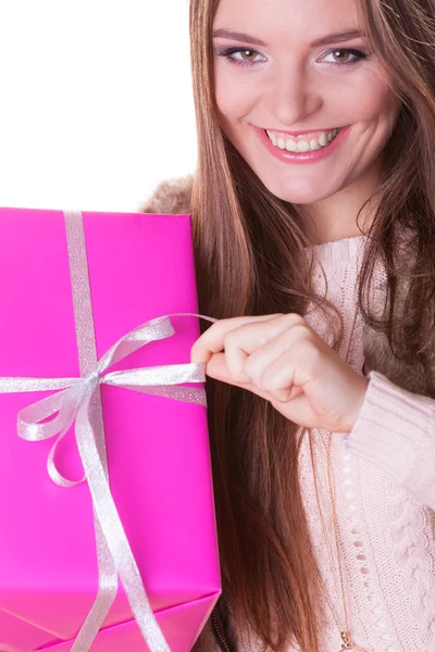 Mujer bonita con regalo de caja rosa. Vacaciones de Navidad — Foto de Stock