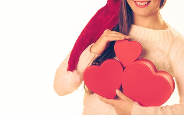 Ragazza tiene scatole regalo a forma di cuore — Foto Stock