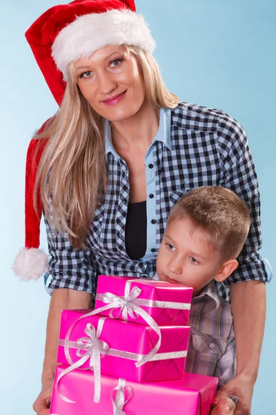 Madre e hijo con cajas de regalo — Foto de Stock