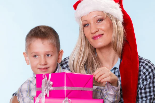 Madre e hijo con cajas de regalo — Foto de Stock