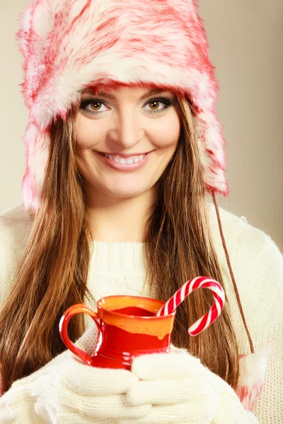 Noel kızı kupa ve baston. — Stok fotoğraf