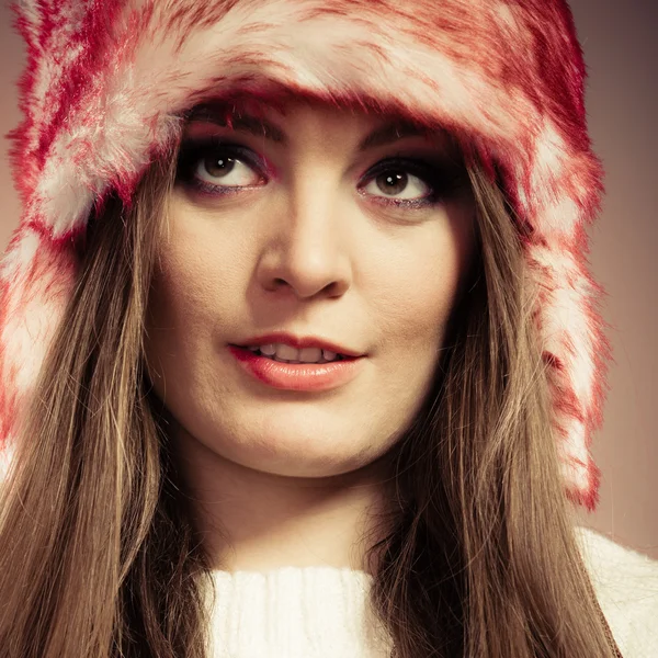 Retrato de mujer en gorra de invierno — Foto de Stock