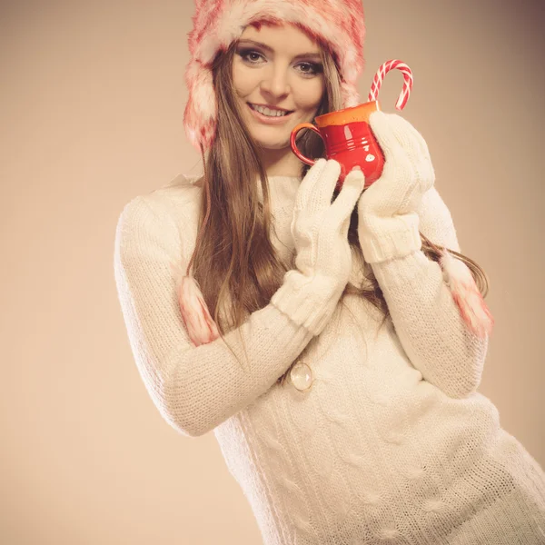 Chica con bastón en jarra de Navidad . —  Fotos de Stock