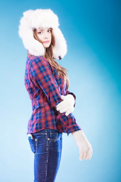 Mujer joven en ropa de invierno gorra de piel —  Fotos de Stock