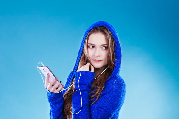 Jonge vrouw met smart phone luisteren muziek — Stockfoto
