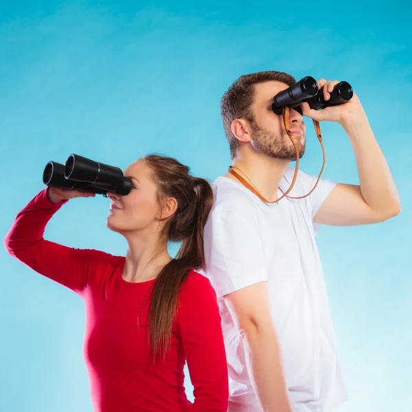 Casal olhando através de binóculos — Fotografia de Stock