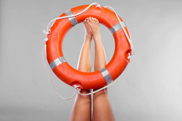 Anillo de boya de vida en piernas femeninas — Foto de Stock