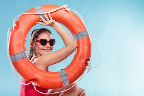 Junge Frau mit Rettungsring — Stockfoto