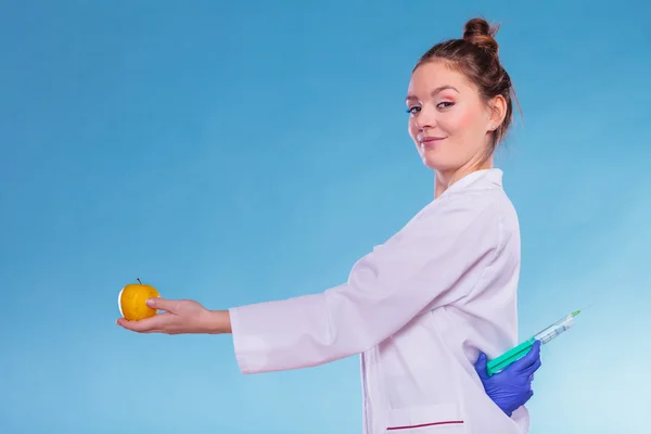 Läkare med apple gömmer sig sprutan — Stockfoto