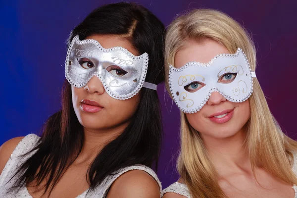 Twee vrouwen gezicht met carnaval Venetiaanse maskers — Stockfoto