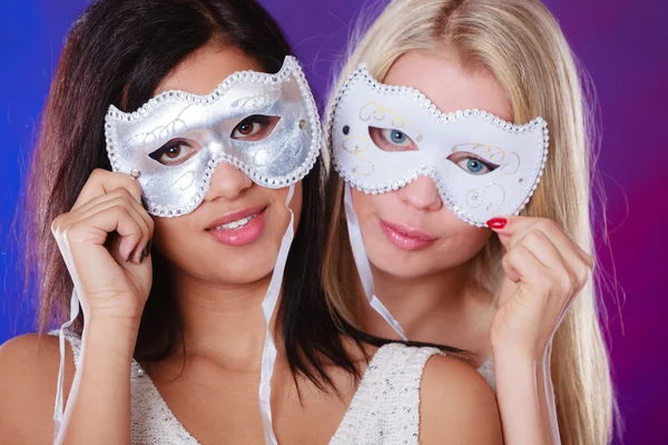 Twee vrouwen gezicht met carnaval Venetiaanse maskers — Stockfoto