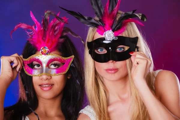 Twee vrouwen met carnaval Venetiaanse maskers — Stockfoto