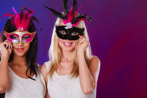 Twee vrouwen met carnaval Venetiaanse maskers — Stockfoto