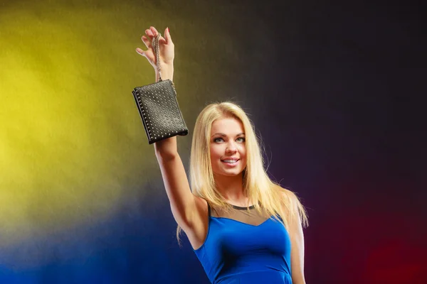 Elegant kvinna håller svart handväska — Stockfoto