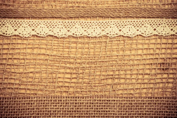 Rama koronkowa na tkaninie jutowej tło — Zdjęcie stockowe