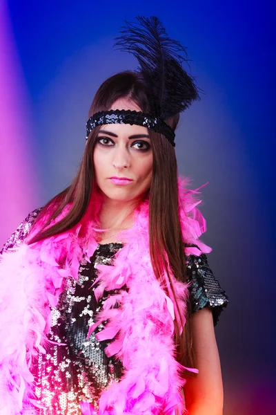 Flicka rosa plym och svart fjäder på huvudet. Carnival. — Stockfoto