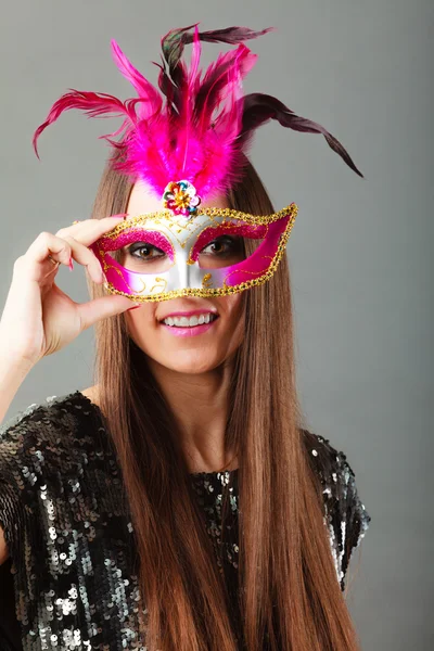 Visage de femme avec masque carnaval sur gris — Photo