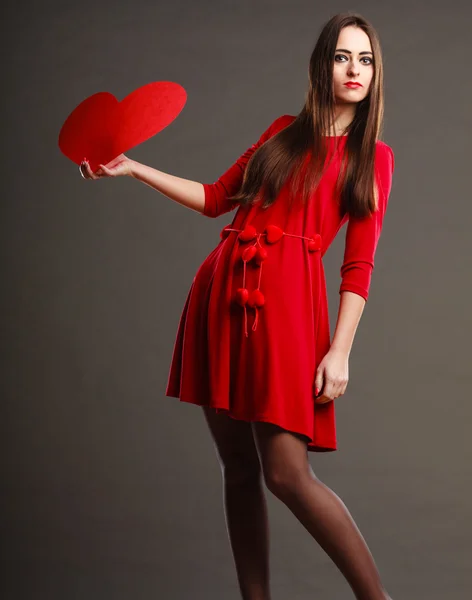 Menina segurando sinal de amor coração vermelho — Fotografia de Stock