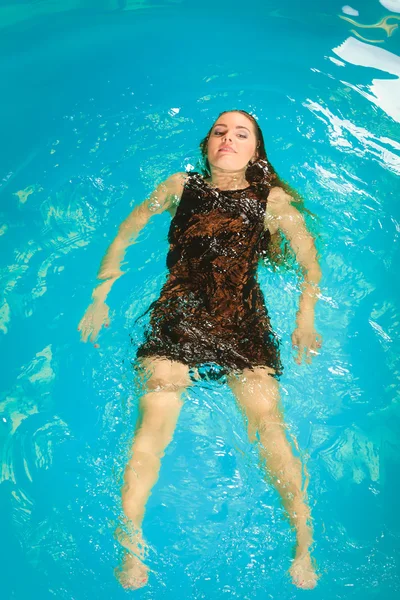 Žena relaxaci u bazénu. — Stock fotografie