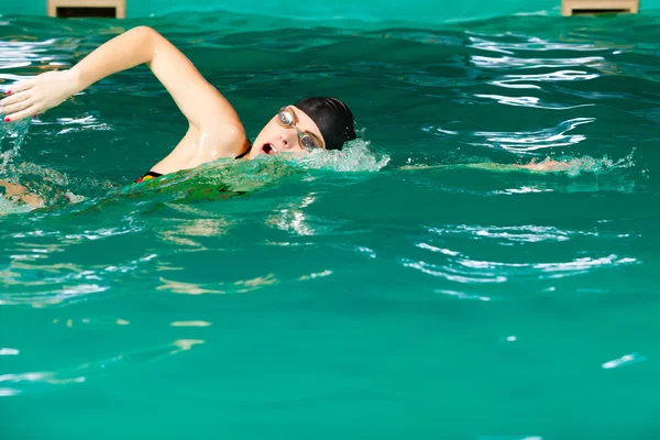 Zwemmer uitvoeren crawl stijl. — Stockfoto