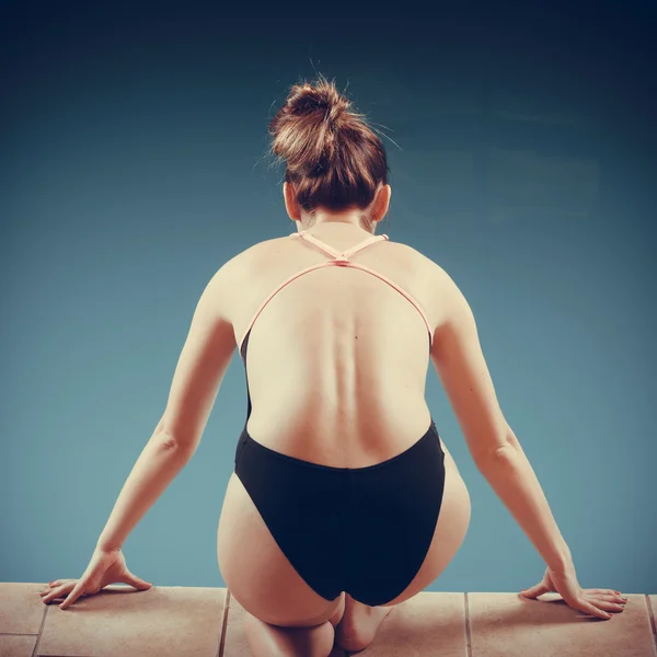 Schwimmerin bereitet sich auf Sprung vor — Stockfoto