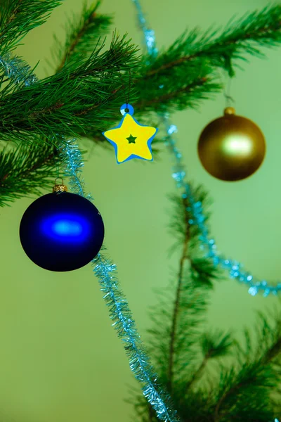 Closeup bauble kerstboom ornament decoratie. — Stockfoto