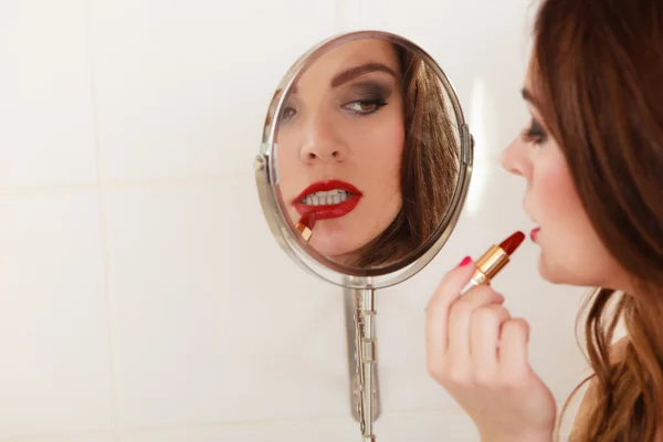 Girl making makeup — Stock Photo, Image