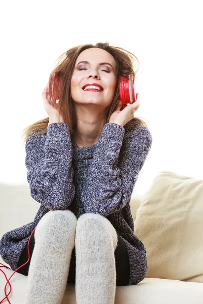 Mulher ouvindo música — Fotografia de Stock