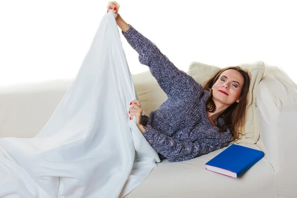 Dormir mujer en sofá —  Fotos de Stock