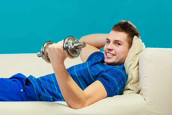 Jeune homme forme corps relaxant sur le canapé après l'entraînement — Photo