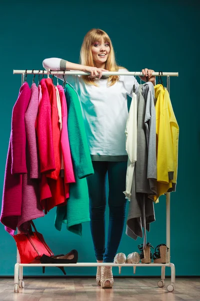 Mulher escolhendo roupas no shopping ou guarda-roupa — Fotografia de Stock