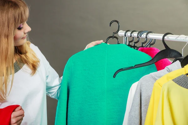 Menina bonita assistindo roupas novas . — Fotografia de Stock