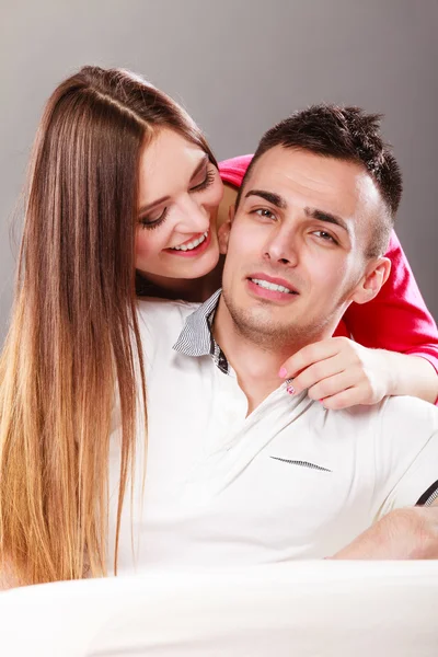 Mulher beijando homem. Um casal feliz. Amor. . — Fotografia de Stock