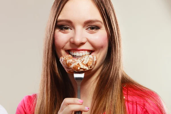 Mujer sonriente comiendo pastel . —  Fotos de Stock