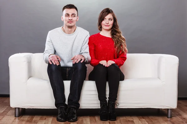 Застенчивая женщина и мужчина сидят на диване. Первое свидание . — стоковое фото