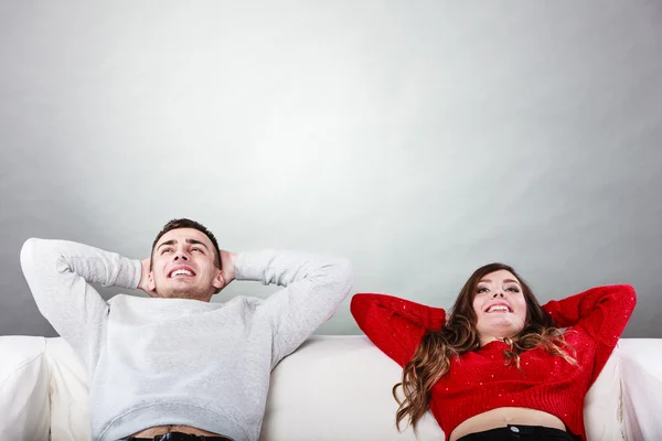 Счастливая пара отдыхает дома на диване. — стоковое фото