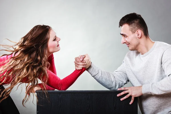 Arm wrestling desafio entre jovem casal — Fotografia de Stock