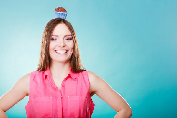 Verrückte Frau hält Schokoladenkuchen auf dem Kopf — Stockfoto