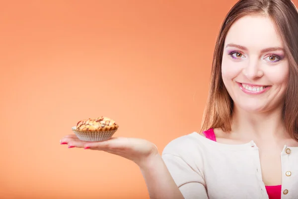 Donna sorridente tiene la torta in mano — Foto Stock