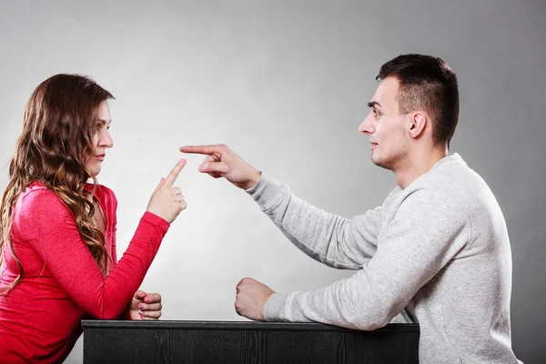 Gelukkige paar met plezier en gek rond. — Stockfoto