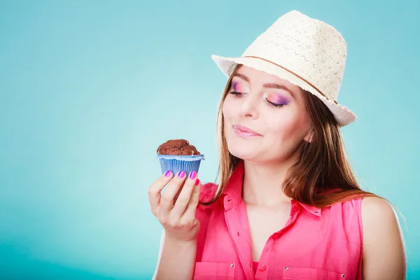 Donna sorridente tiene la torta al cioccolato in mano — Foto Stock