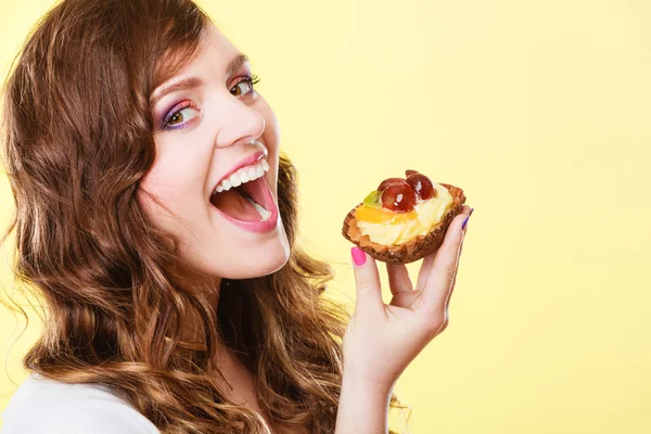 Closeup vrouw eten fruit cake zoete voedsel — Stockfoto