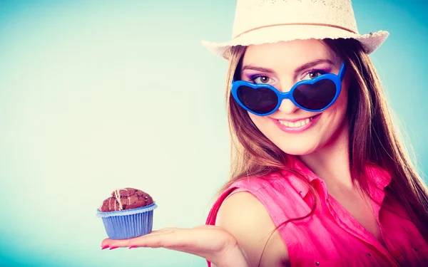 Sorridente donna estiva tiene la torta in mano — Foto Stock