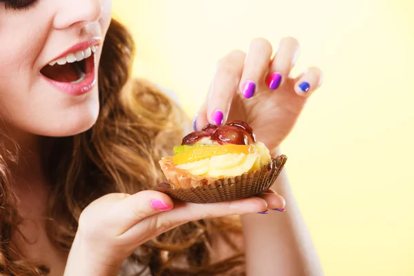 Closeup woman eating fruit cake sweet food — Stock Photo, Image