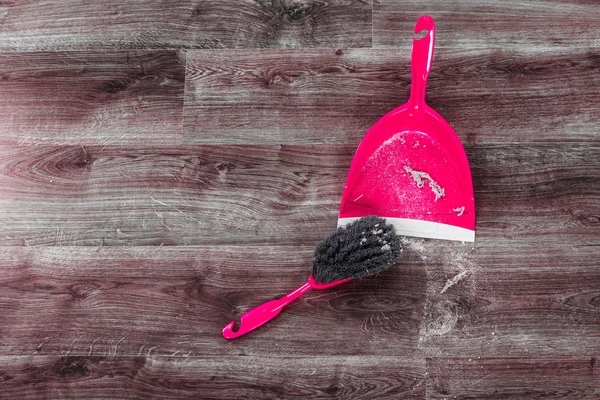 Small whisk broom and dustpan on wooden floor — Stock Fotó