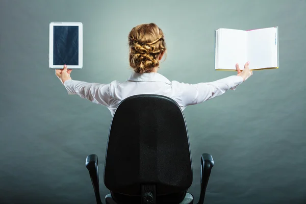 Mujer sosteniendo libro tradicional y lector de libros electrónicos —  Fotos de Stock