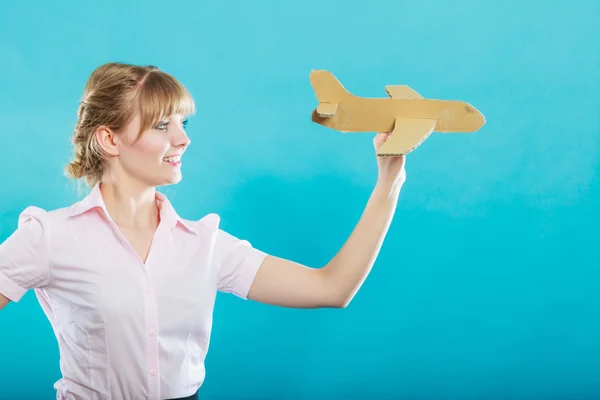 Mulher pensando em férias detém avião — Fotografia de Stock